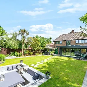 Gatsby With Large Garden And Fancy Hot Tub , Chislehurst United Kingdom